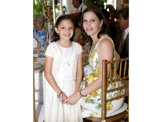 Javier y Viviana Guevara bautizan a su hija Ariana Sofía
