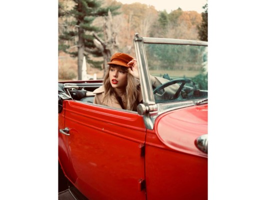 Taylor Swift lanzó Fearless (Taylor's Version) y Red (Taylor's Version), versiones regrabadas de unos de sus discos más exitosos. De este último sale la versión de diez minutos de All Too Well, la cual, además de hacernos odiar a Jake Gyllenhaal, se convirtió en la canción más larga en alcanzar la cima de la lista de Billboard Hot 100. ¡Es el poder de Swift!