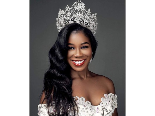 Chelsea Tayui, Miss Ghana. Se graduó de la Universidad DePaul con un título en Comunicaciones y Medios. Trabaja a tiempo parcial como Directora de Comunicaciones para la Fundación KJM, una organización sin fines de lucro que busca crear un mundo donde cada individuo tenga acceso a las necesidades humanas básicas. Comenzó como voluntaria en KJM para llevar agua potable a las aldeas empobrecidas de su país. Chelsea se preocupa apasionadamente por el autismo. Está trabajando para eliminar el estigma del autismo en Ghana y es una firme defensora de la intervención temprana.