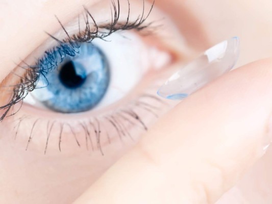 #6 Poner tus lentes de contacto en tu boca