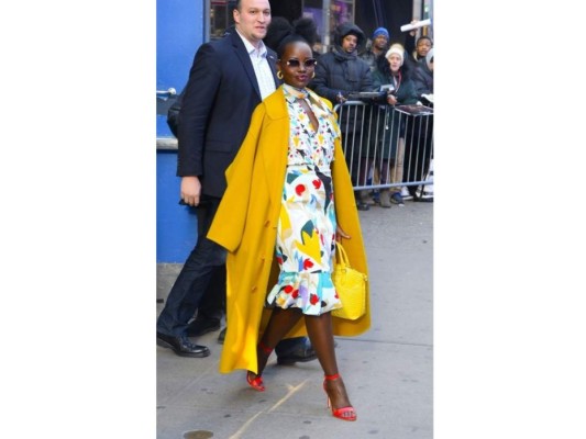 Lupita le dio la bienvenida a la primavera con este vestido de estampado espectacular, el cual combinó junto a un coat amarillo que la hicieron lucir como toda una trendsetter. El peinado, un chongo de su propio pelo al puro estilo Lady Gaga del 2010