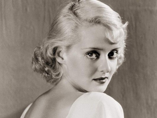 Bette Davis <br/>Fue la protagonista de una de las películas con más nominaciones al Óscar, Eva al desnudo. Davis ganó dos Óscar gracias a su trayectoria profesional. <br/>