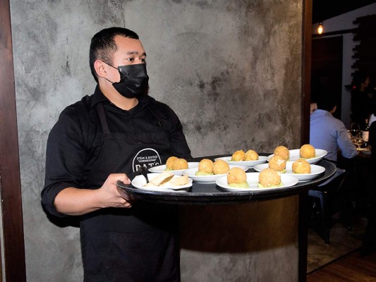 La segunda propuesta de maridaje se realizo con el whisky Glenmorangie The Tayne servido con Croquetas de queso y chicharrón, sobre una cama de aguacate y alioli de kalamar y cilantro.