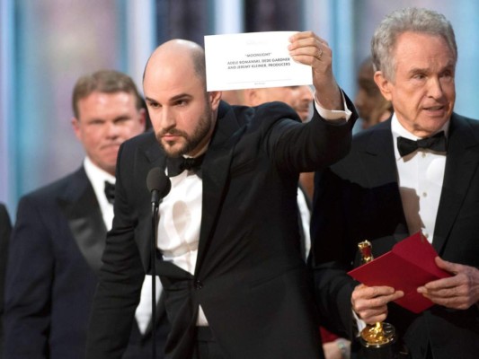 En 2018 se anunció a La La Land como la ganadora a Mejor Película, sin embargo, hubo una confusión con las boletas. Posteriormente los productores de la gala entregaron la boleta oficial en la cual se anunciaba que la ganadora era Moonlight. ¡Error!