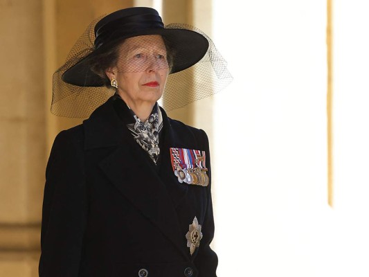 La princesa Ana, única hija mujer del príncipe Felipe y la decimoquinta en la línea de sucesión al trono, durante la ceremonia en la capilla St George en el Windsor Castle al este de Londres (Photo by CHRIS JACKSON / POOL / AFP)
