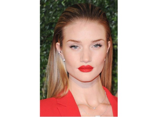Rostro poderoso como Rosie Huntington-Whitely<br/><br/>El peinado hacia atrás un look muy rock star que le dará seguridad a tu rostro como Rosie Huntington-Whiteley<br/>