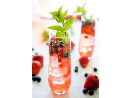 7. Happy hour! Los que ya tienen mayoría de edad pueden hacerle a mama un happy hour espectacular. Después de este encierro ocupamos un descanso de las tareas del hogar y nos caería como anillo al dedo un día libre. Personalmente me encanta el tema de happy hour y mi bebida favorita es la sangría, que es fácil de preparar y deliciosa. Me gusta experimentar con diferentes ingredientes y para esta ocasión la haré con vino rosado 11 minutos de The Winery, Canada Dry de dieta, 1 onza de ron blanco y potion de lychee y fresas deshidratadas de Drink Tonicals. Si el happy hour termina a la hora de cena pueden pedir una deliciosa paella de mariscos deliciosa de Cruzadi.