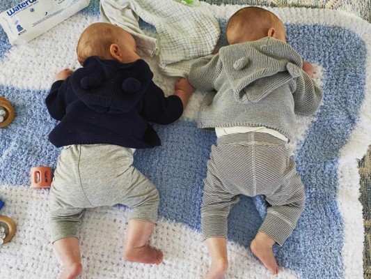 Cayley Stokey y Brandom Jenner<br/>La familia Kardashian-Jenner recibió a dos nuevos integrantes el pasado 27 de febrero según la publicación de una de sus abuelas, los gemelos Sam y Bo ya tienen seis meses de nacidos.