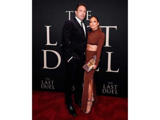 Ben Affleck y Jennifer López. Para el estreno de la película The Last Duel, Jlo pasó por la alfombra con un conjunto de un top y una falda larga con abertura a uno de los lados de Hervé Léger, mientras que Ben aptó por un look clásico de terciopelo negro combinando perfectamente con su amada.