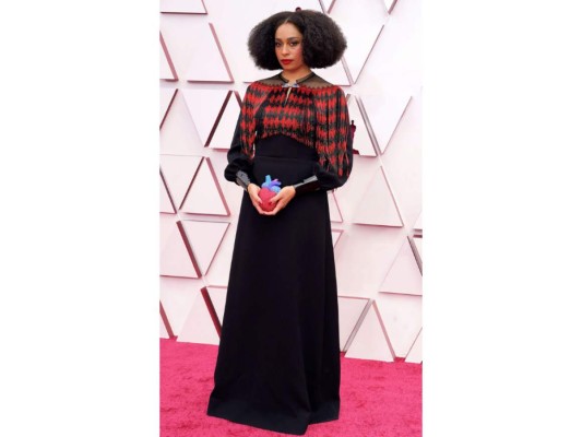 Celeste<br/> La compositora/cantante llegó con un llamativo look; usó un vestido Gucci acompañado de un lindo accesorio en forma de corazón.