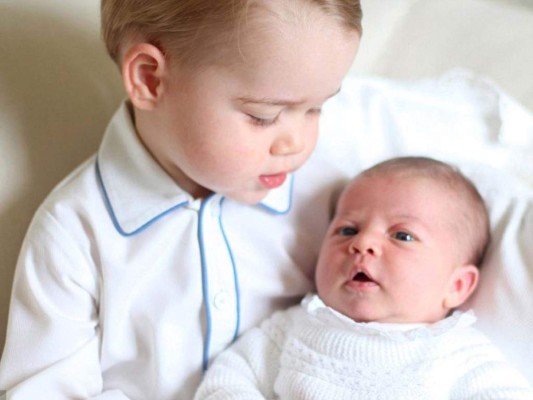 Hermano mayor! El príncipe Carlos reveló que su nieta duerme toda la noche y es más tranquila que su hermano George.