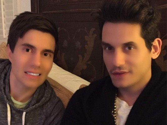 John Mayer<br/>Realmente no sabemos si el músico creía que se veía bien en la foto o si sólo fue una broma. Lo único que sabemos es que fue un fracaso total.