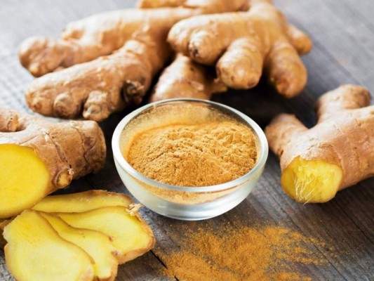 El jengibre es un alimento muy utilizado cuando estamos enfermos ya que combate inflamaciones, como las de garganta, y también es un paliativo contra las náuseas.