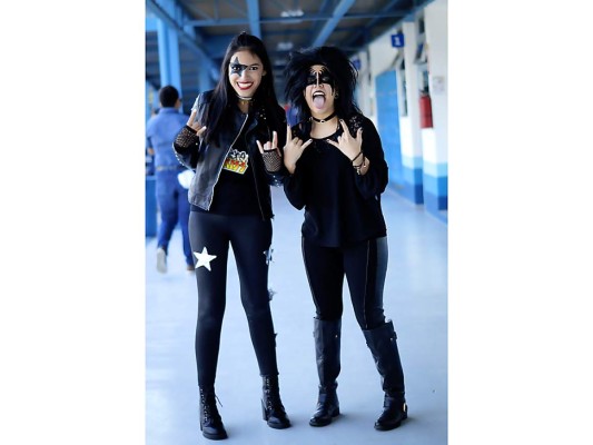 Alejandra Fúnez y Clara Barrios emularon a la banda de rock Kiss