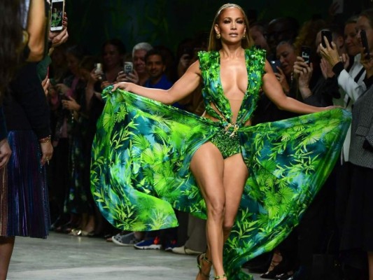 Jennifer López<br/>La boricua nos dejo a todos con la boca abierta cuando cerró la pasarela de Versace en 2019, recreando el mítico vestido que usó en los Grammy’s al principio del 2000.<br/>