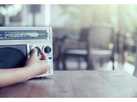 10. Mantén cerca un radio de pilas para obtener información acerca del huracán.