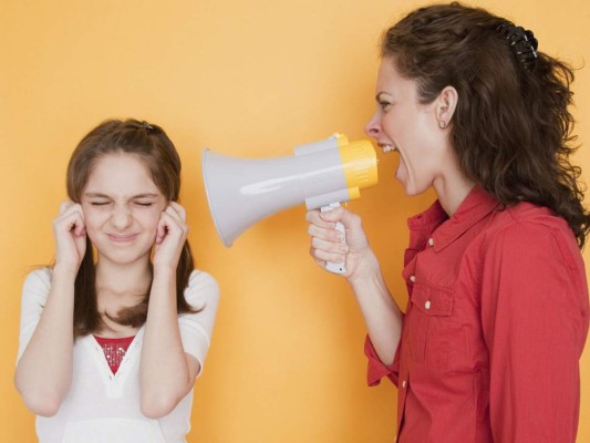 10. Hablar muy fuerte<br/>La discreción reina cuando de estilo se trata. ¿No te parece molesto escuchar la conversación de alguien que está del otro lado de la oficina? Muchas tendemos a levantar la voz cuando estamos al teléfono. Si eres de esas personas, asegúrate de hacer tus llamadas desde el balcón o de tu auto para no molestar a nadie.