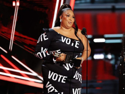 ¡Lizzo ganó en la categoría de Mejor Artista de Venta de Canciones! En su discurso manifestó estar orgullosa de su descendencia. 'Luchemos por las grandes mujeres afroamericanas', agregó.