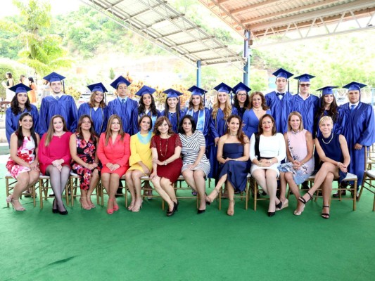 La clase 2017 de la Discovery School durante la entrega de títulos (Fotos: Hector Hernández)