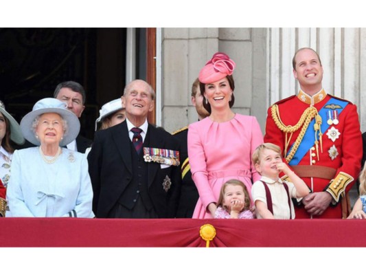 El duque de Edimburgo ha solicitado que no se le haga un gran funeral, de acuerdo con su petición, su féretro no estará visible al público, los únicos invitados serán su familia, amigos y los jefes de estado de los países de la Commonwealth.