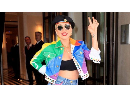 Versace y Lady Gaga crean colección que celebra la comunidad LGBT+