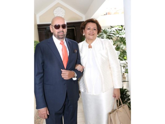 Javier y Viviana Guevara bautizan a su hija Ariana Sofía
