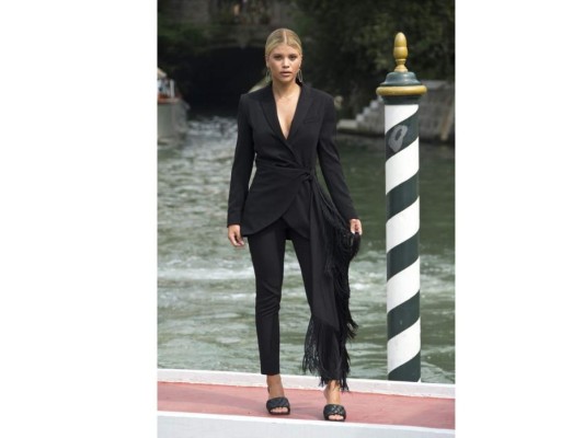 Sofia Ritchie modelo estadounidense. Ha aparecido en numerosas campañas de marcas como Tommy Hilfiger, Michael Kors y Chanel. Y esta vez se encuentra en Venecia con un look sobrio y elegante
