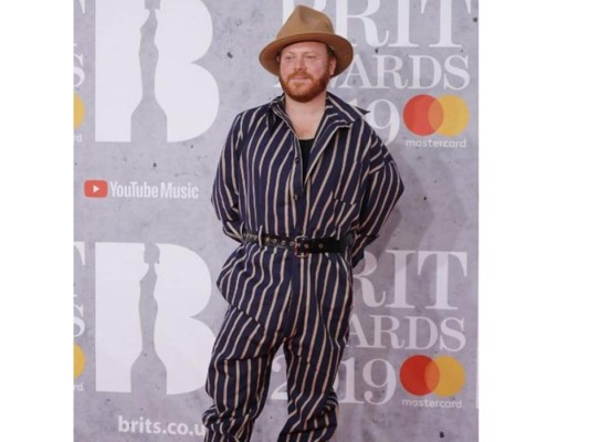El comediante Leigh Francis fue otro de los que no acertó en Brit Awards de Londres.