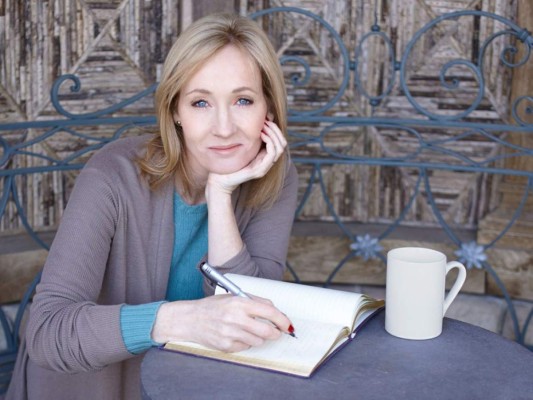 12. J.K. Rowling es una escritora y productora de cine británica, autora de la exitosa serie de libros de Harry Potter. Consiguió que toda una generación de niños, y adultos, retomaran el hábito de la lectura. Convirtiéndola en una de las escritoras y empresarias más exitosas del planeta. Asimismo es una conocida filántropa que apoya instituciones de caridad.