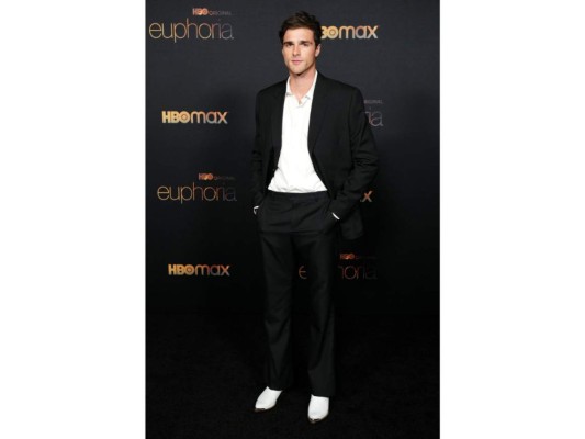 Jacob Elordi<br/>¡El galán de la noche! Jacob Elordi acudió al evento con un traje elegante y una camisa de botón, con unas botas blancas que decían “Mírenme, tómenme fotos”. El conjunto era de Celine Homme por Hedi Slimane.