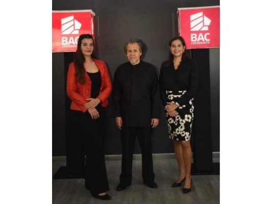 Maestra Danae Papamattheou y Jorge Mejía, Director de la Orquesta con Valeria Ríos, Vicepresidente de Mercadeo y Comunicación BAC Credomatic.