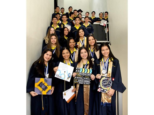 La generación 2019 de Big Step Institute, luego de recibir su título como bachilleres en ciencias y humanidades con diploma en High School. Foto:Jorge González.
