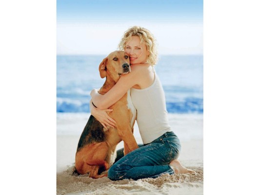 Charlize Theron y Tucker