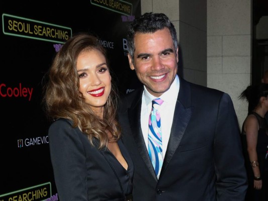 Cash Warren admiraba mucho el trabajo cinematográfico de Jessica Alba, lo que lo llevó a convertirse en el representante de la actriz, tiempo después ella se enamoró de él y actualmente tienen 2 hijas y siguen felizmente casados