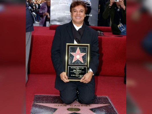 Juan Gabriel<br/>¿Cómo no mencionar al gran Divo de Juárez? En 2002 recibió este reconocimiento por su exitosa trayectoria y por convertirse en un símbolo representativo de la música mexicana. Cuando el cantante falleció la estrella fue uno de los lugares que sirvió para realizarle tributo y reconocimiento póstumo.<br/>