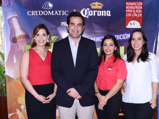 Sara Zepeda, de Bac Credomatic, Rubén Alemán, representante de Corona, Andrea Quintana, Fundación Hondureña para el Niño con Cáncer y Rosa Elena Molina, de La Prensa. Foto Alex Muñoz.