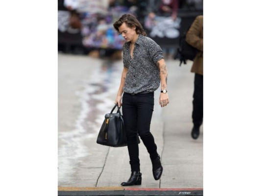 Durante el año 2014 Harry se caracterizó por su nuevo look utilizando pantalones pitillo, botas con taco y camisas de estampado.