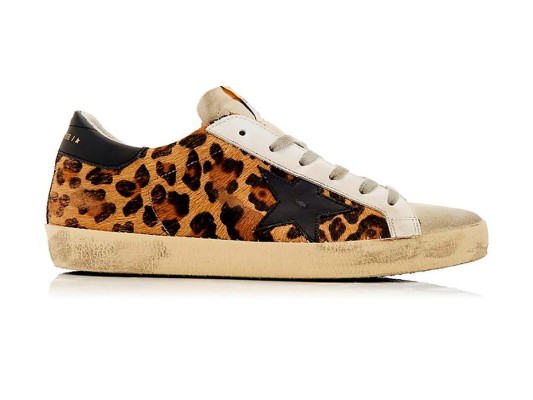 Combinación de materiales y tejidos aparentemente opuestos que crean un equilibrio inesperado. Como estas zapatillas Super-Star, donde el estampado de leopardo combina a la perfección con las superficies de ante y la lengüeta del talón rosa.