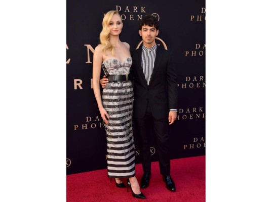 Turner desfiló en la alfombra roja del brazo de su esposo Joe Jonas quien estuvo junto a ella toda la noche tomandole fotografías y videos para compartir con sus seguidores. (Sigue en esta galería para ver otros looks de la premiere tan esperada) <br/>