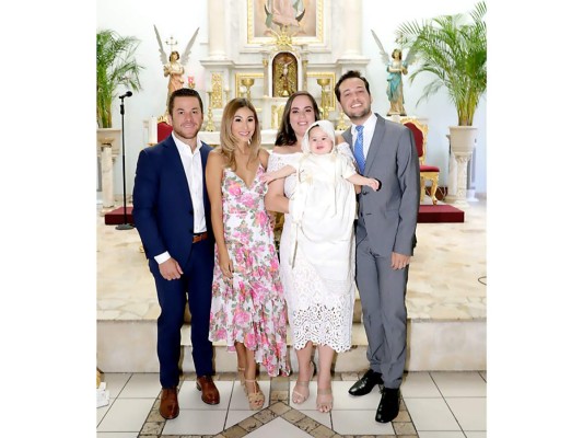 Ana Cristina y Alberto José Scott celebran el bautizo de su hija Mia