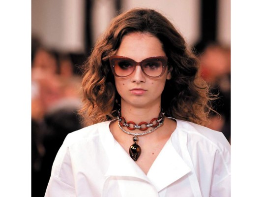 ELIGE LAS GAFAS ADECUADAS. Los anteojos o gafas de sol para algunas personas son objeto de culto. Tomarse el tiempo para encontrar el modelo correcto entre los distintos tamaños, materiales, colores y precios que existen en el mercado, es la clave. Los retro no siempre quedan bien y puedes parecer mayor.