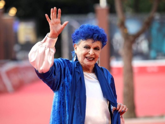 2. Lucía Bosé perdió la vida a sus 89 años a causa del coronavirus, la actriz italiana y madre del cantante Miguel Bosé perdió la batalla ante el COVID-19 el 23 de marzo de este año.