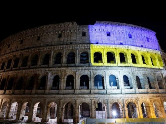 El Coliseo de Roma en los colores de Ucrania.