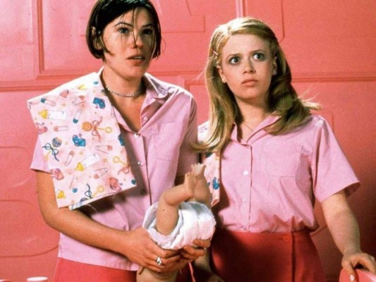 But I’m a cheerleader: es una película cómica en la que unos padres sospechan que su hija es homosexual y la envían a un centro de rehabilitación para ser “curada”, juega con muchos elementos satíricos sobre esos tópicos.