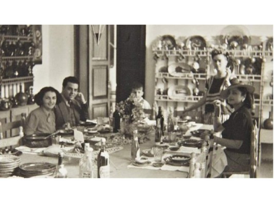 Algunas de estas instantáneas muestran a Kahlo en escenas hogareñas, como sentada a la mesa a punto de comer, o en los exteriores de su casa, pensativa, sentada frente a unos cactus