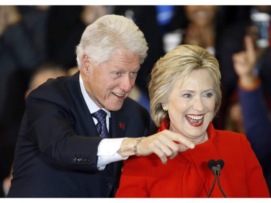 Bill Clinton, quien fue expresidente de EEUU, admitió que le había sido infiel a su esposa Hillary con una pasante de la Casa Blanca, llamada Mónica Lewinsky.