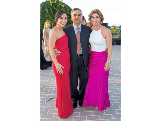 Eduardo Interiano y Lucía Chicas celebran boda a la orilla del mar   