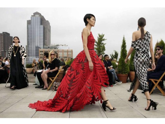 El famoso skyline de New York City pudo sentir el impacto de Oscar de la Renta con una pasarela en las alturas, se pudieron encontrar varios estilos entre ellos; estampados, muchos flecos, vestidos de ganchillo y caftanes sueltos y cómodos ocupando su lugar entre los vestidos elegantes y estructurados por los que la etiqueta es más conocida.