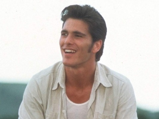 Tal vez recuerdas 'Sixteen Candles', la película que marcó a una generación en los 80s. Michael Shoeffling. Sin embargo, él se retiró en 1991 para enfocarse en su familia. Actualmente tiene una carpinteria, donde fabrica muebles artesanales.