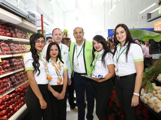 Inauguran nueva tienda de Supermercados La Colonia, Las Hadas.